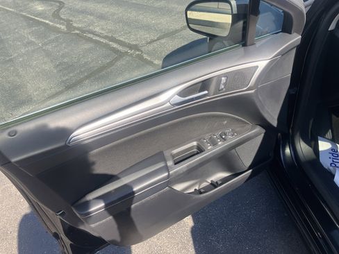 Used 2019 Ford Fusion SE FWD image 15