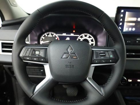 New 2025 Mitsubishi Outlander SE image 6