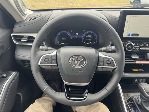New 2026 Toyota Highlander Platinum image 24