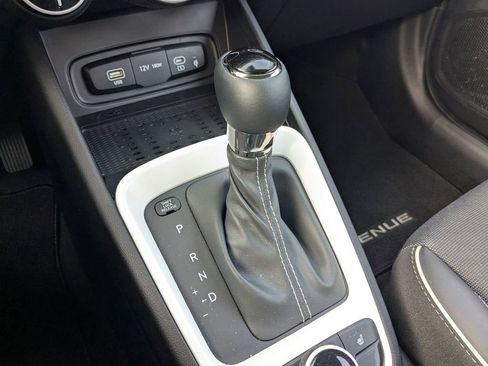 Used 2025 Hyundai Venue Limited image 16