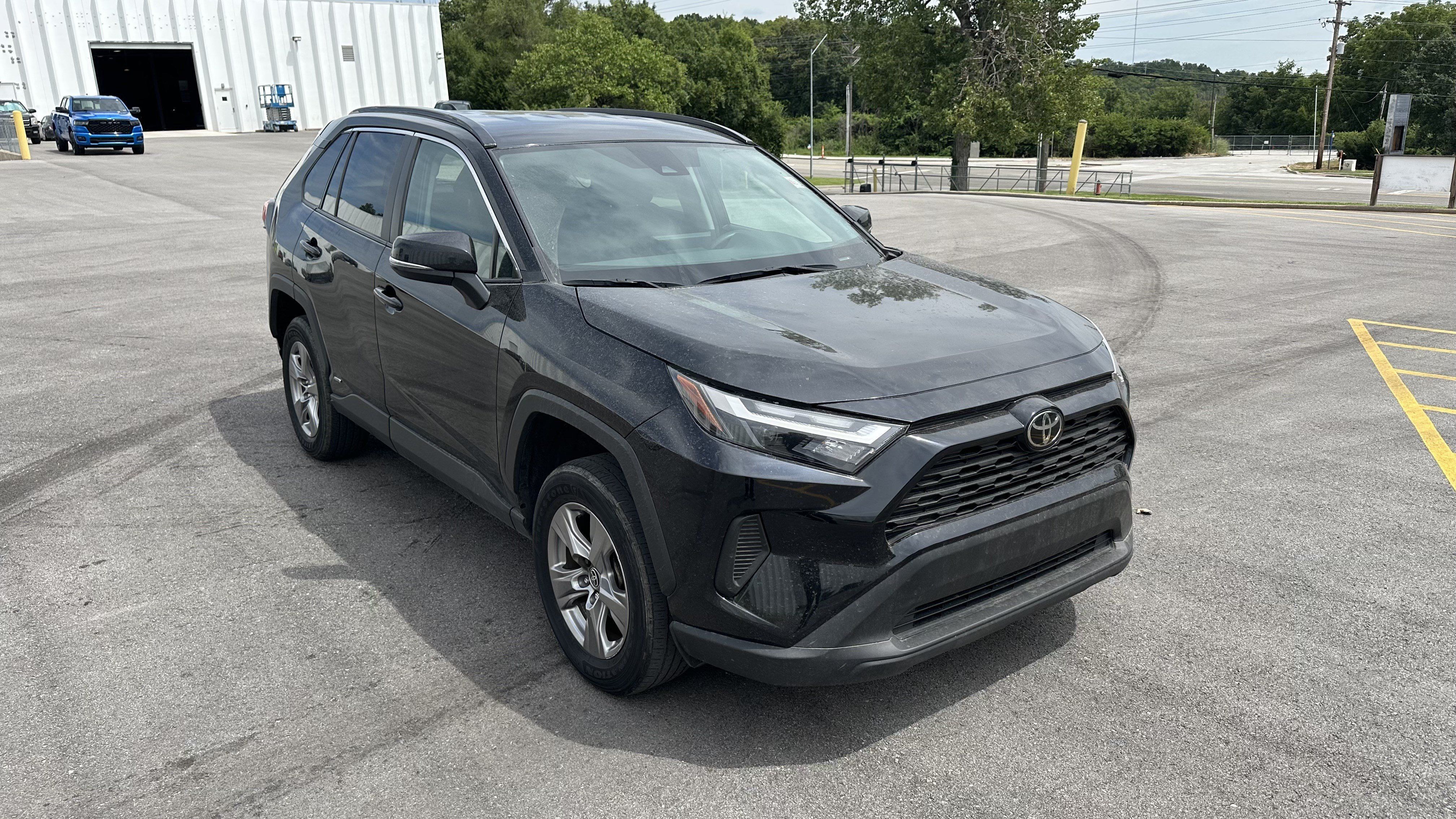 Used 2025 Toyota RAV4 XLE AWD/4WD image 2