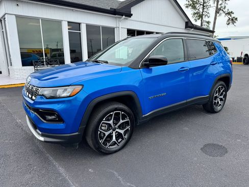 Used 2025 Jeep Compass Limited AWD/4WD image 2