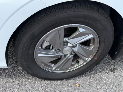 New 2025 Hyundai Elantra SE image 24
