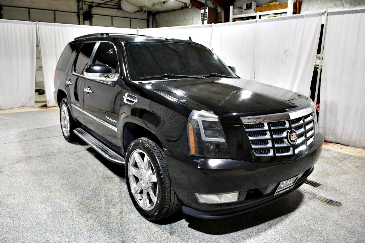 Used 2014 Cadillac Escalade Luxury RWD image 3