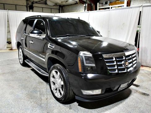 Used 2014 Cadillac Escalade Luxury RWD image 3