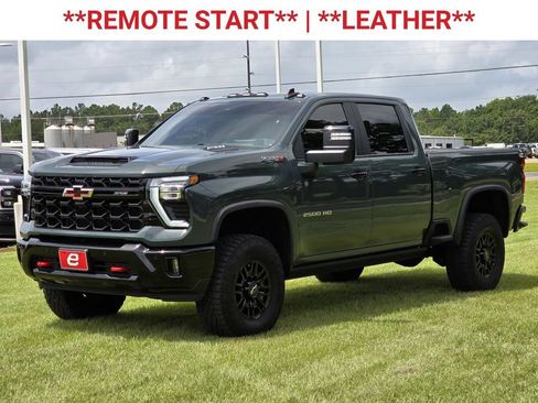 Used 2025 Chevrolet Silverado 2500 ZR2 w/ Technology Package AWD/4WD image 3