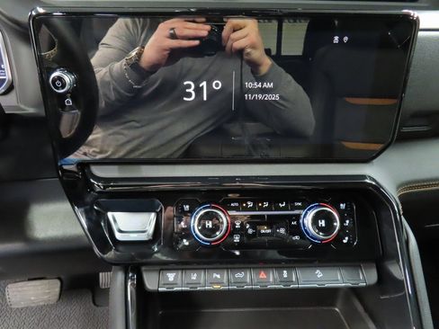 Used 2025 GMC Sierra 2500 AT4 w/ AT4 Premium Plus Package image 13