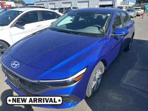 Used 2025 Hyundai Elantra SE w/ Cargo Package image 1