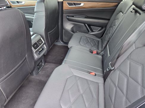 Used 2024 Volkswagen Atlas SE AWD/4WD image 25