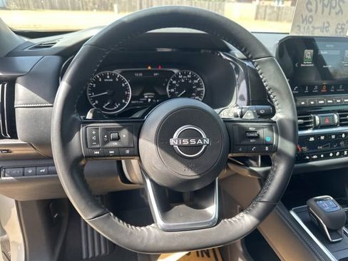 Used 2023 Nissan Pathfinder SL w/ Lighting Package (N92) FWD image 18
