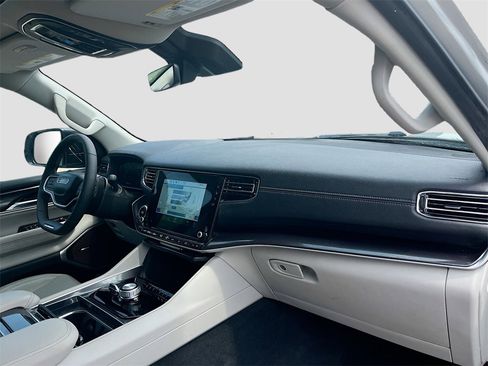 Used 2023 Jeep Wagoneer 4WD w/ Premium Group I image 32