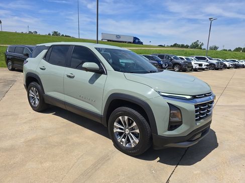 Used 2025 Chevrolet Equinox LT w/ Safety and Technology Package FWD image 3