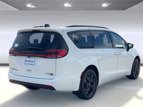 New 2026 Chrysler Pacifica Limited image 9