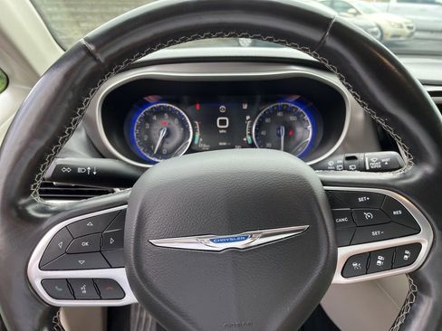 Used 2021 Chrysler Pacifica Touring-L FWD image 12