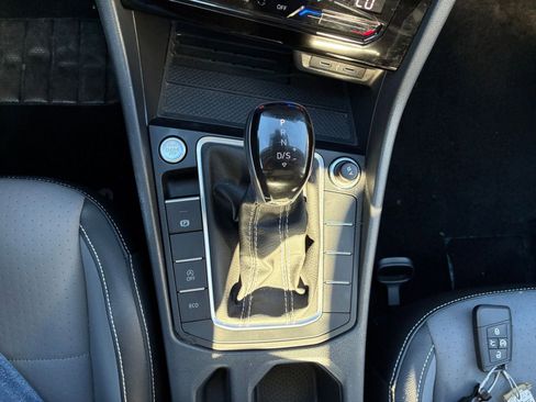 Used 2025 Volkswagen Jetta SE image 40