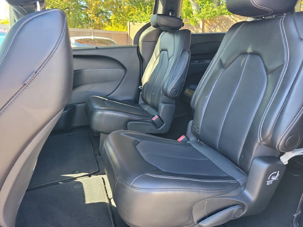 Used 2025 Chrysler Pacifica Select FWD image 18