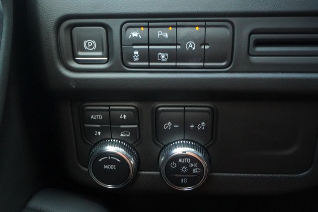 Used 2023 GMC Yukon SLT w/ SLT Premium Package AWD/4WD image 10