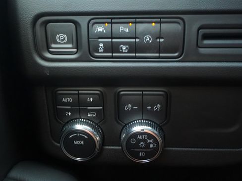 Used 2023 GMC Yukon SLT w/ SLT Premium Package AWD/4WD image 10