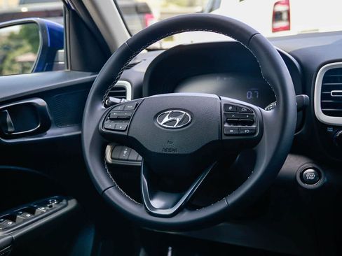 Used 2023 Hyundai Venue Limited image 15