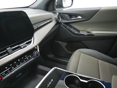 Used 2025 Chevrolet Equinox LT w/ Convenience Package II image 21