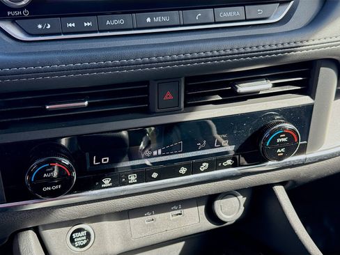 Used 2023 Nissan Rogue SV image 14