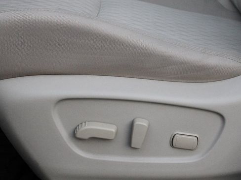 Used 2018 Nissan Rogue SV image 23