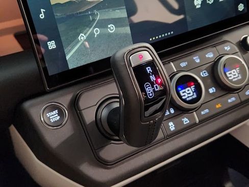 New 2026 Land Rover Defender 110 X-Dynamic SE AWD/4WD image 19