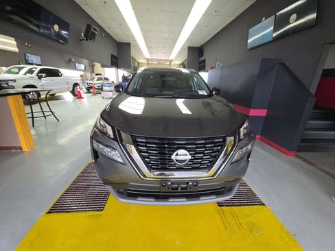 Used 2022 Nissan Rogue SV FWD image 2