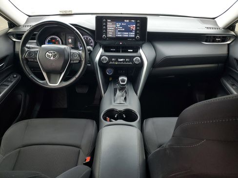 Used 2022 Toyota Venza LE image 16