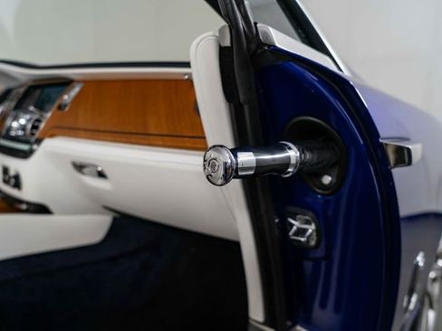 Used 2017 Rolls-Royce Dawn RWD image 29
