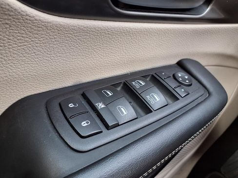 Used 2024 Chrysler Pacifica Touring-L FWD image 20