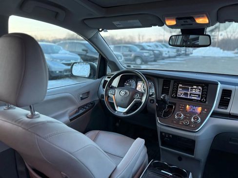 Used 2019 Toyota Sienna XLE w/ XLE Navigation Package image 21