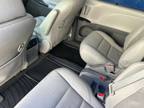 Used 2019 Toyota Sienna XLE w/ XLE Navigation Package FWD image 9