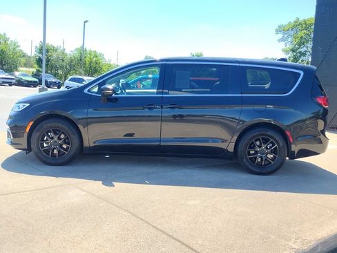 Used 2023 Chrysler Pacifica Touring-L FWD image 19