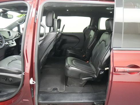 Used 2021 Chrysler Pacifica Touring-L w/ Uconnect Theater Family Group AWD/4WD image 20