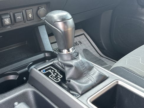 Used 2020 Toyota Tacoma TRD Off-Road AWD/4WD image 31