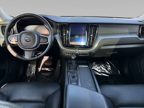 Used 2018 Volvo XC60 T5 Momentum w/ Vision Package image 11