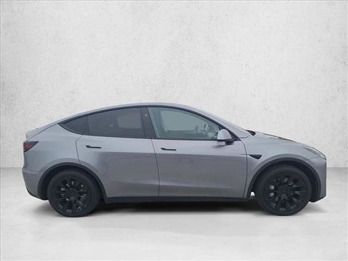 Used 2025 Tesla Model Y Long Range RWD image 4