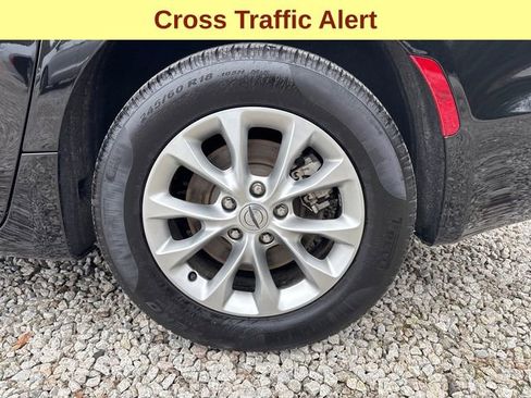 Used 2024 Chrysler Pacifica Touring-L AWD/4WD image 9