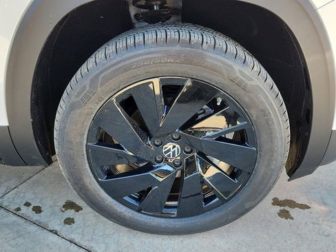 New 2026 Volkswagen Atlas SE image 9