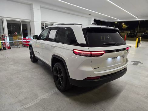 Used 2023 Jeep Grand Cherokee Altitude image 4