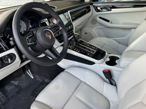 Certified 2025 Porsche Macan S image 4
