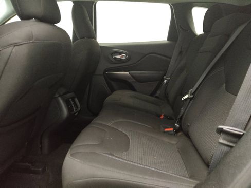 Used 2019 Jeep Cherokee Latitude w/ Popular Appearance Group FWD image 18