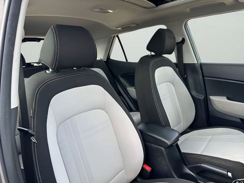 Used 2024 Hyundai Venue SEL image 28