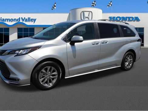 Used 2023 Toyota Sienna XLE FWD image 3