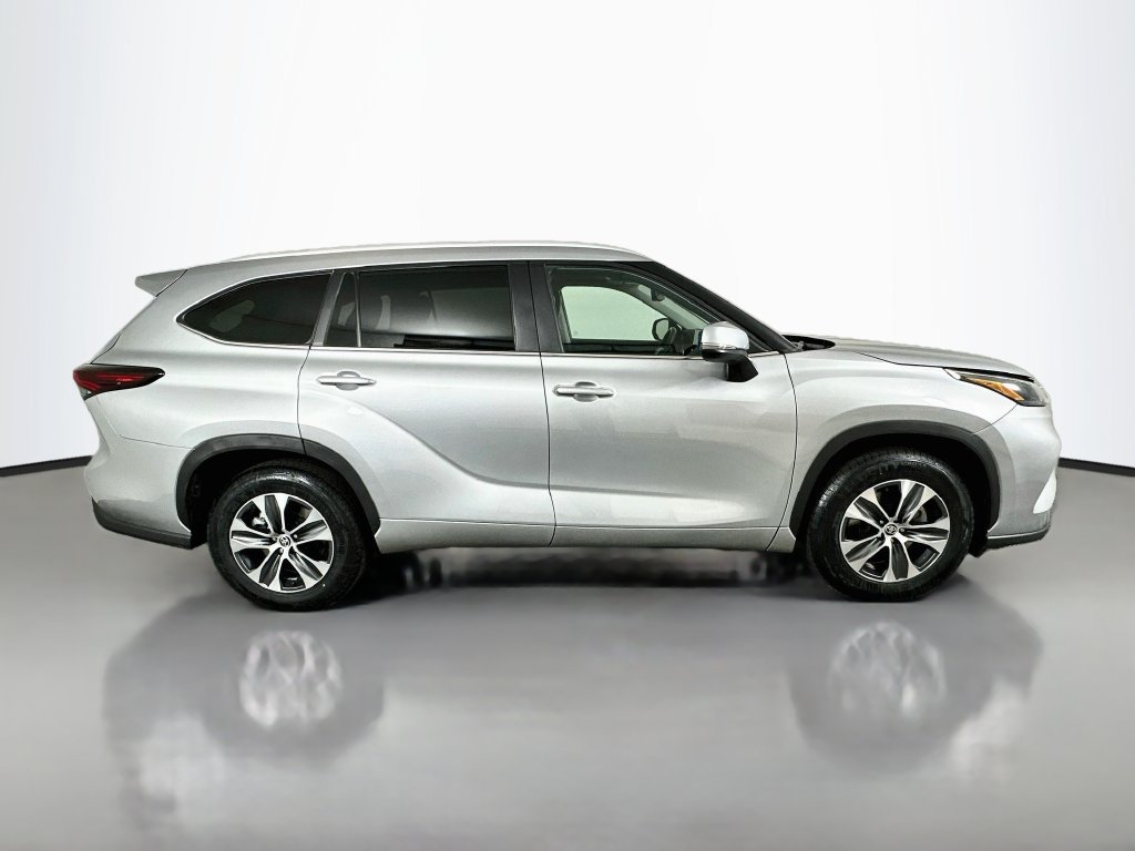 Certified 2025 Toyota Highlander XLE FWD image 4