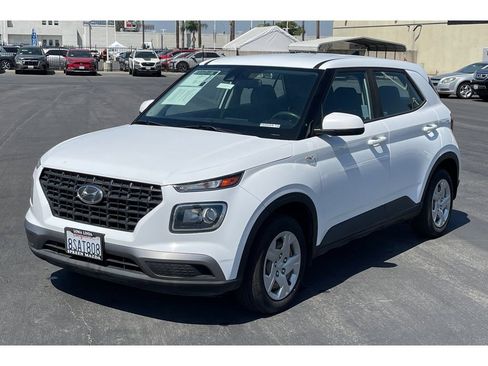 Used 2020 Hyundai Venue SE FWD image 2