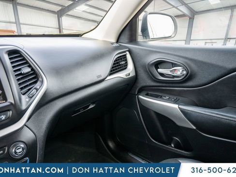 Used 2016 Jeep Cherokee Overland w/ Technology Group image 13