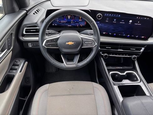 Used 2025 Chevrolet Traverse LT image 27