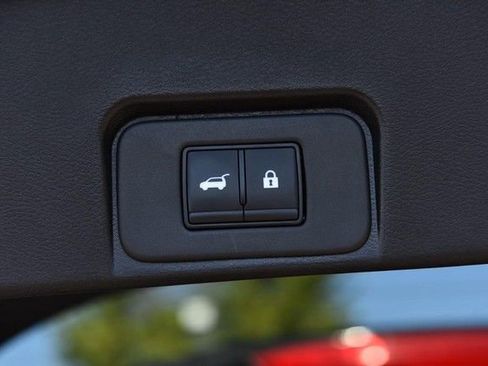 Certified 2025 Nissan Rogue SV image 25